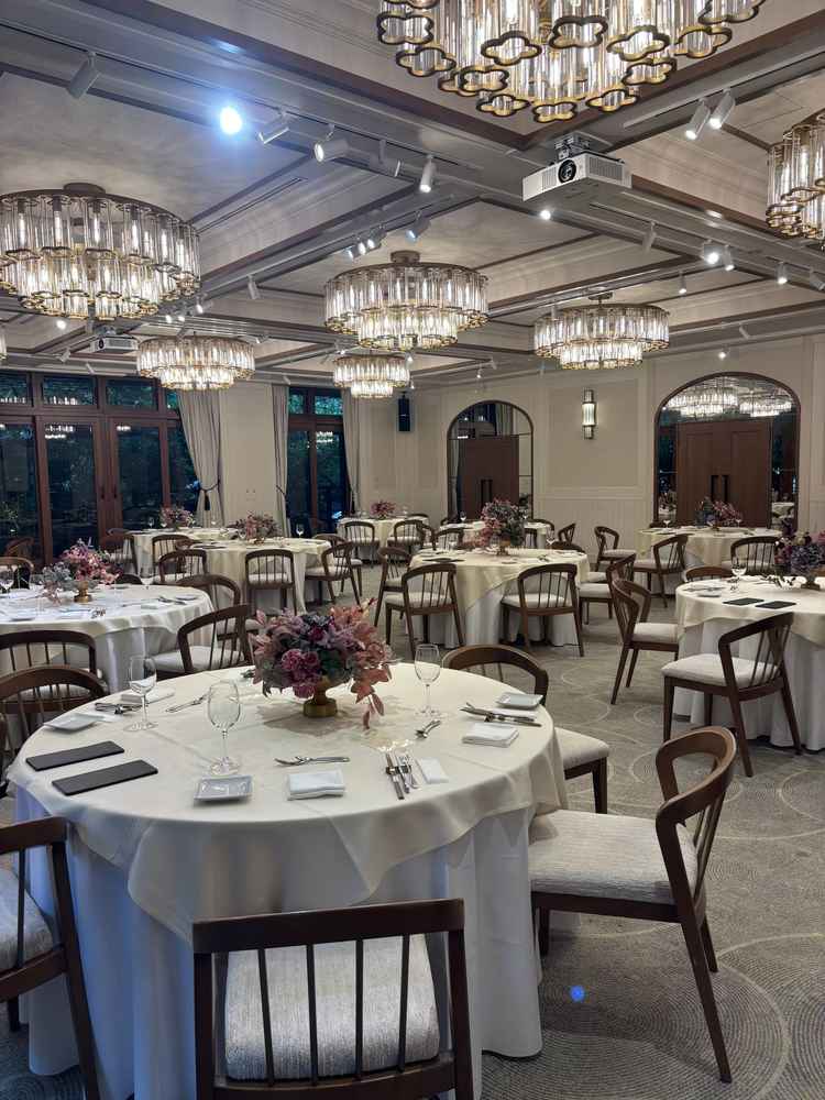 2Fの披露宴会場。シャンデリアが可愛かったです。