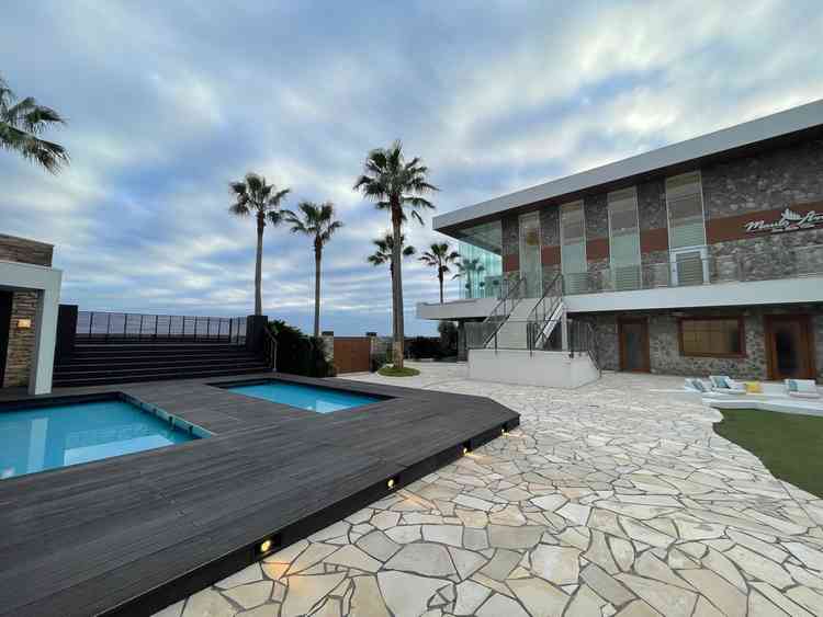 チャペルと披露宴会との間が広いガーデンになっている。プールつきでリゾート感がある