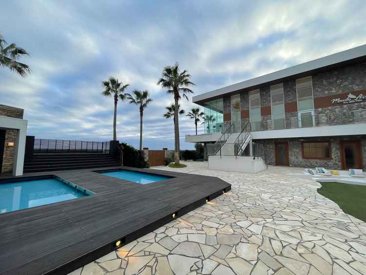 チャペルと披露宴会との間が広いガーデンになっている。プールつきでリゾート感がある