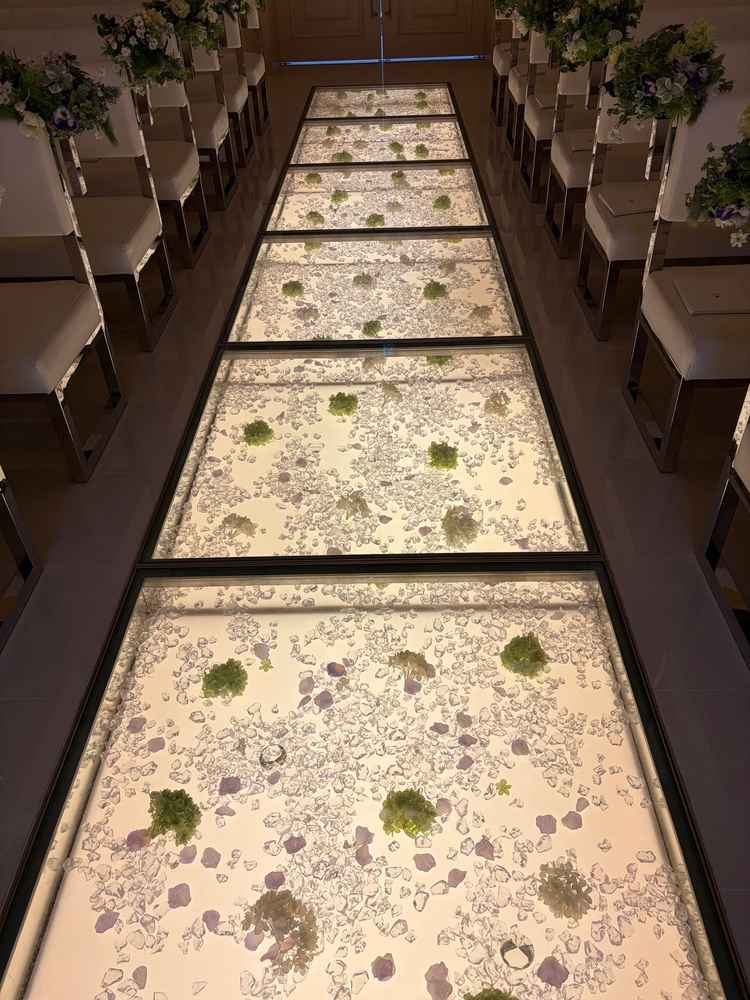 チャペルのバージンロードの床が照明になっていてドレスがとても映えそうだった。