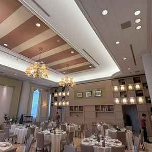 ベラヴィータという名前の披露宴会場。プロジェクターが置き型タイプのため天井に邪魔なものが無く空間とし