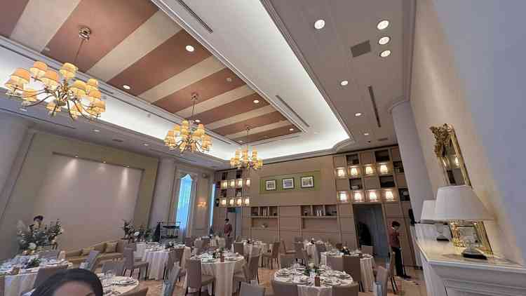 ベラヴィータという名前の披露宴会場。プロジェクターが置き型タイプのため天井に邪魔なものが無く空間とし