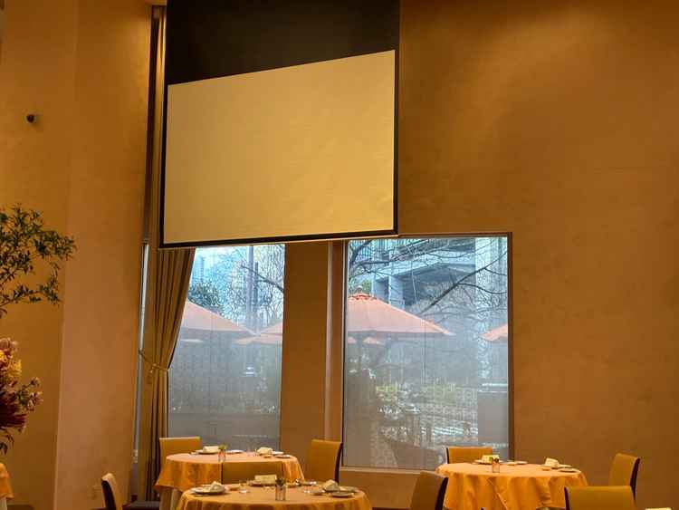 スクリーンも完備されています。