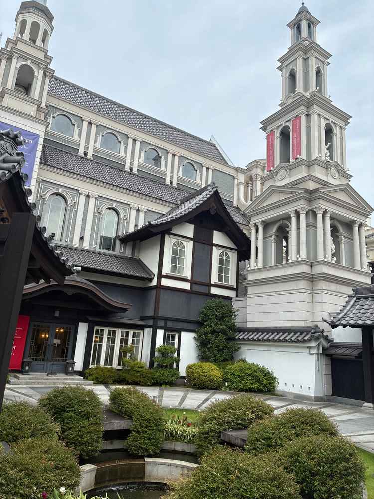 結婚式場の外からの写真。左に見えるのはチャペル。ロータリーになっており入り口まで車で行くことができる