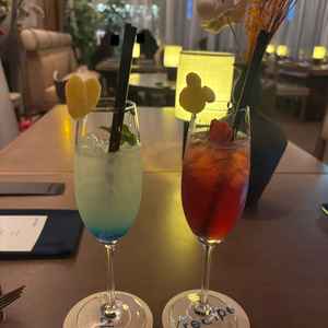 入口にバーがあり、待合でバーテンダーさんがドリンクを提供してくださるそうです。