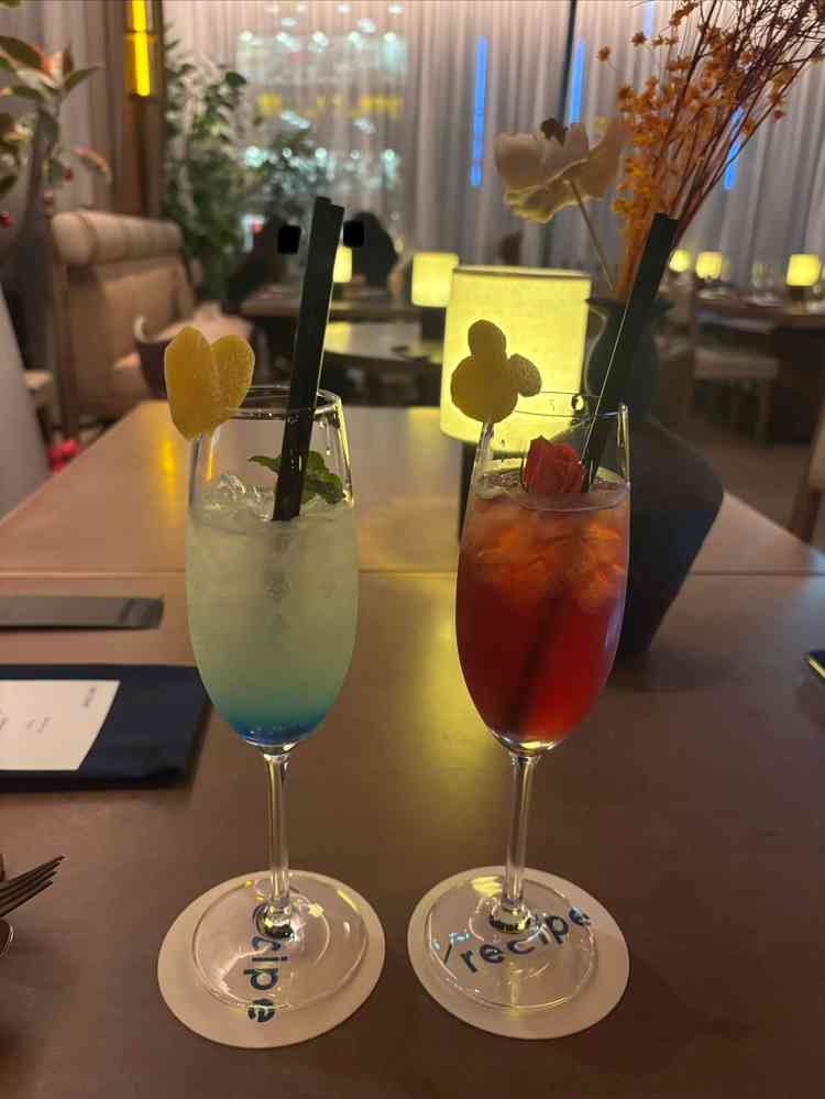 入口にバーがあり、待合でバーテンダーさんがドリンクを提供してくださるそうです。