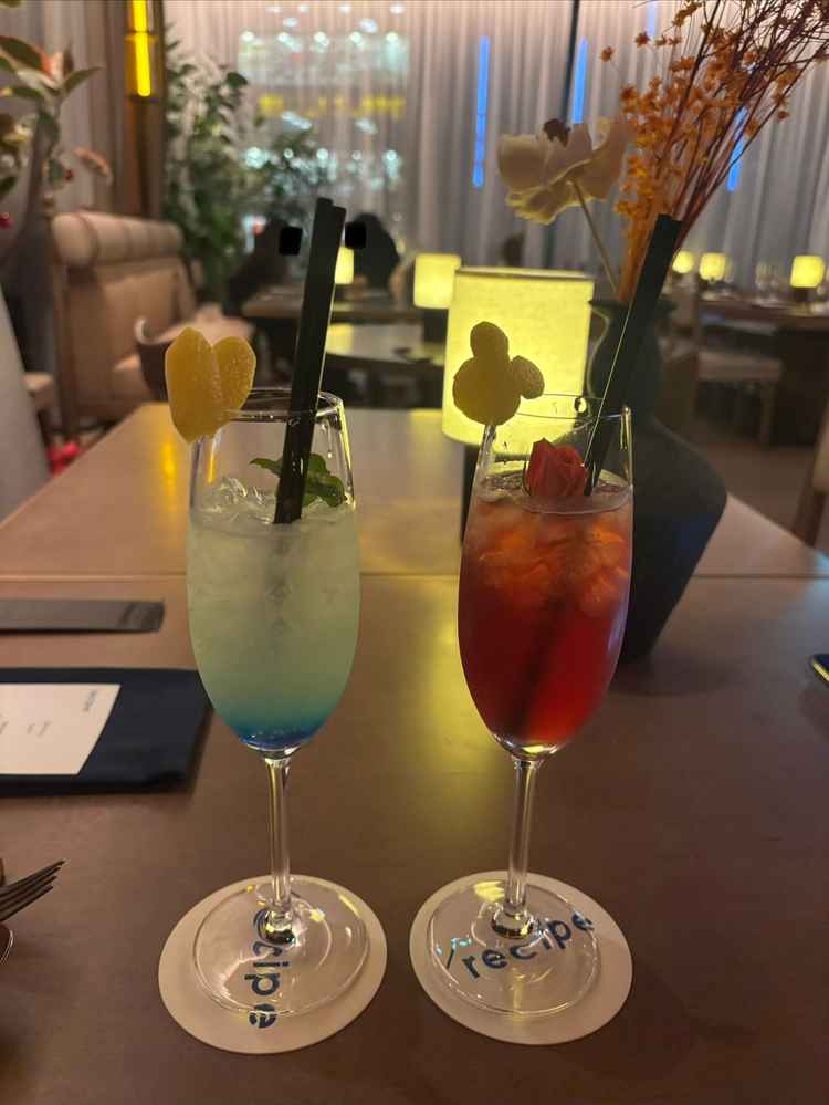 入口にバーがあり、待合でバーテンダーさんがドリンクを提供してくださるそうです。