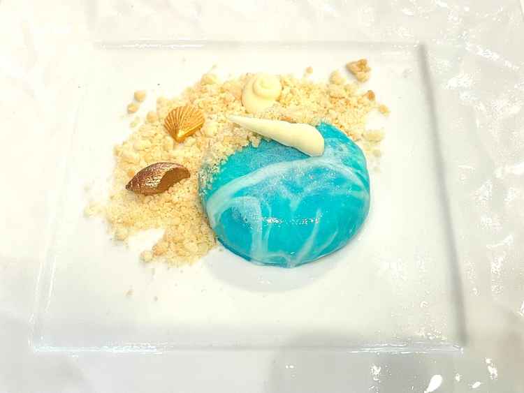 試食でいただいた塩バニラと桃のアイス。見た目も味も初めての、素敵で個性あふれる一品でした。