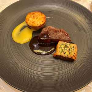 試食のメイン料理。シェフが目の前でフランベをされていて、視覚でも楽しむことができた。