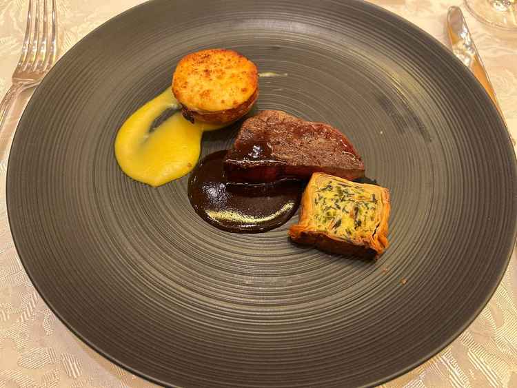 試食のメイン料理。シェフが目の前でフランベをされていて、視覚でも楽しむことができた。