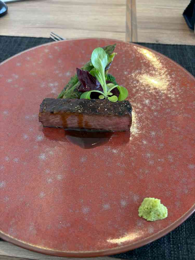 黒毛和牛サーロイン炭火焼の蜂蜜キャラメリゼシェリービネガーソース