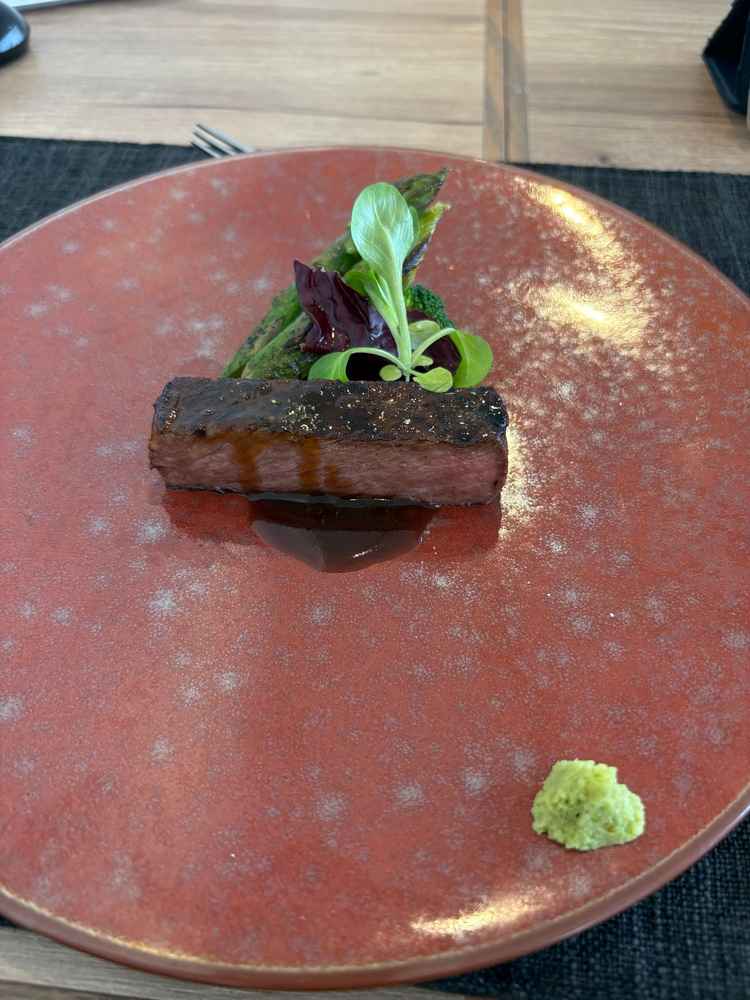 黒毛和牛サーロイン炭火焼の蜂蜜キャラメリゼシェリービネガーソース