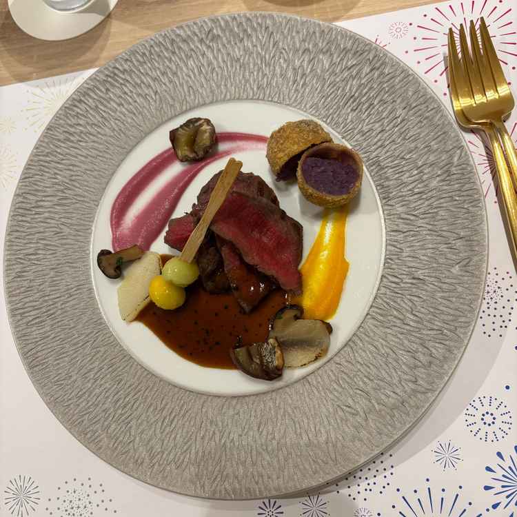 試食でいただいたお肉！！とても美味しかった！季節に合わせて、周りの飾り食材は変わるらしい。