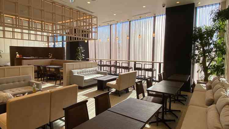 開放感のある来客用ウェルカムスペースで、ソファやテーブルがゆったりと配置された居心地のよい空間でした