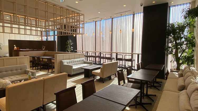 開放感のある来客用ウェルカムスペースで、ソファやテーブルがゆったりと配置された居心地のよい空間でした