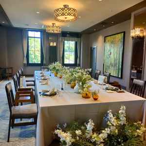 少人数婚向きの披露宴会場。10名程度での式を検討していたのでぴったりの大きさでした。