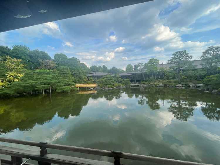 2枚目の写真に写っている橋から見た景色(ゲスト待合場所側)
