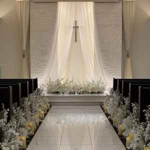 挙式会場。白基調ですが、椅子は木製であり落ち着いた雰囲気を感じました。