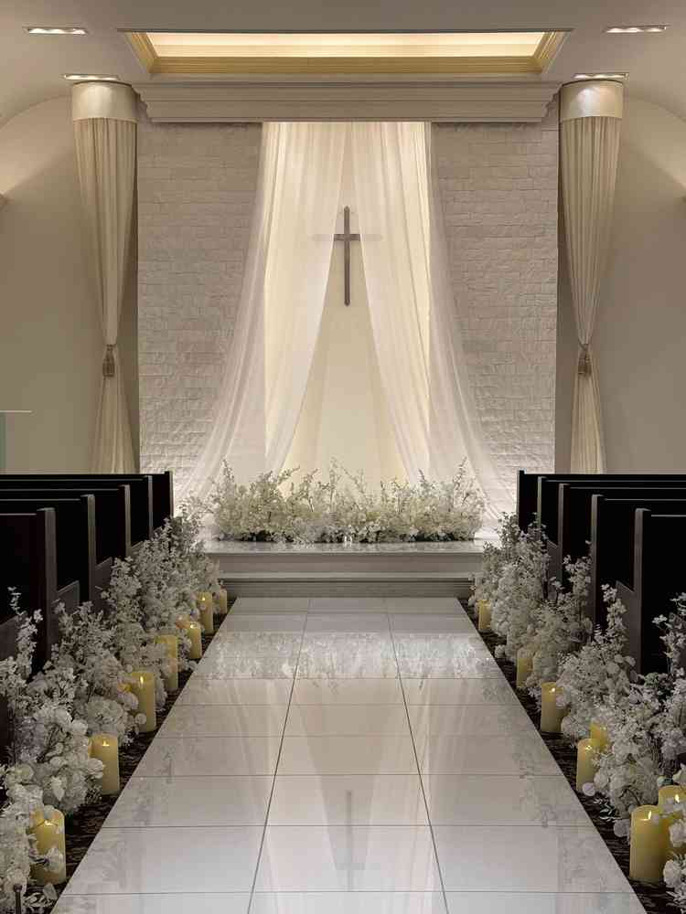 挙式会場。白基調ですが、椅子は木製であり落ち着いた雰囲気を感じました。