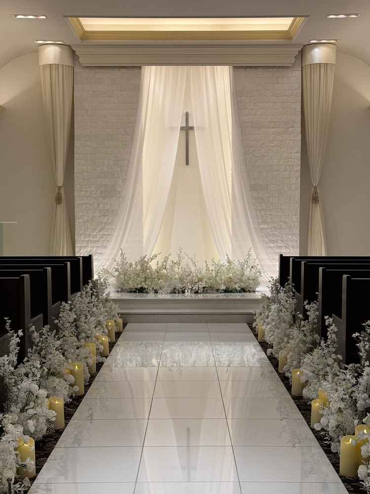 挙式会場。白基調ですが、椅子は木製であり落ち着いた雰囲気を感じました。