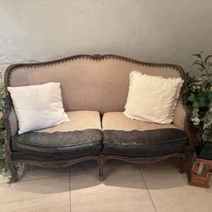 披露宴会場に設置されている、新郎新婦用のソファー席。