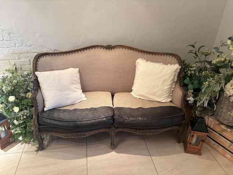 披露宴会場に設置されている、新郎新婦用のソファー席。