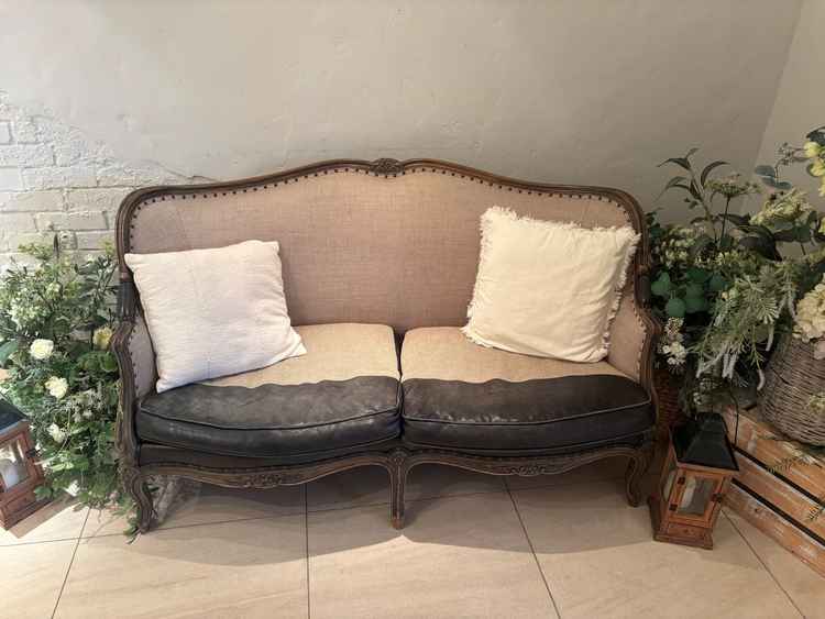 披露宴会場に設置されている、新郎新婦用のソファー席。