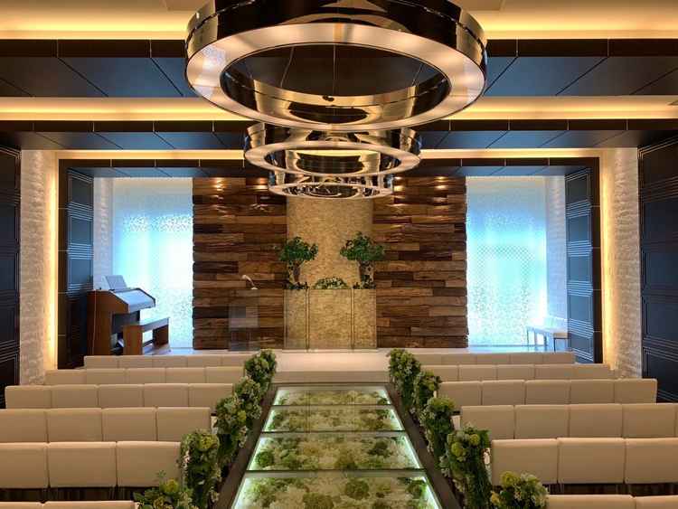 バージンロードがガラス張りで中に花が並んでいて華やかな印象でした。