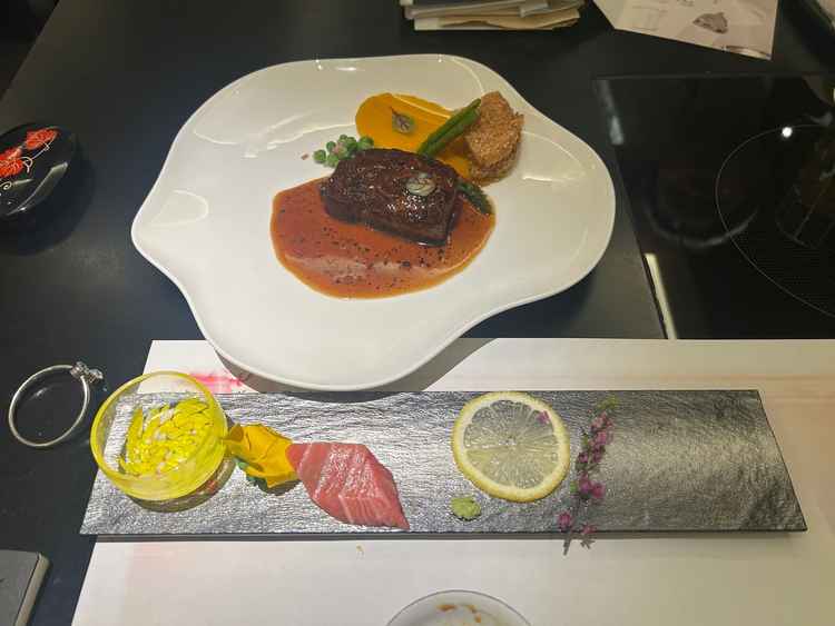 試食メニューのお造りと牛フィレ肉。お肉は分厚くて柔らかく食べ応えがある。お刺身は臭みが全く無い。