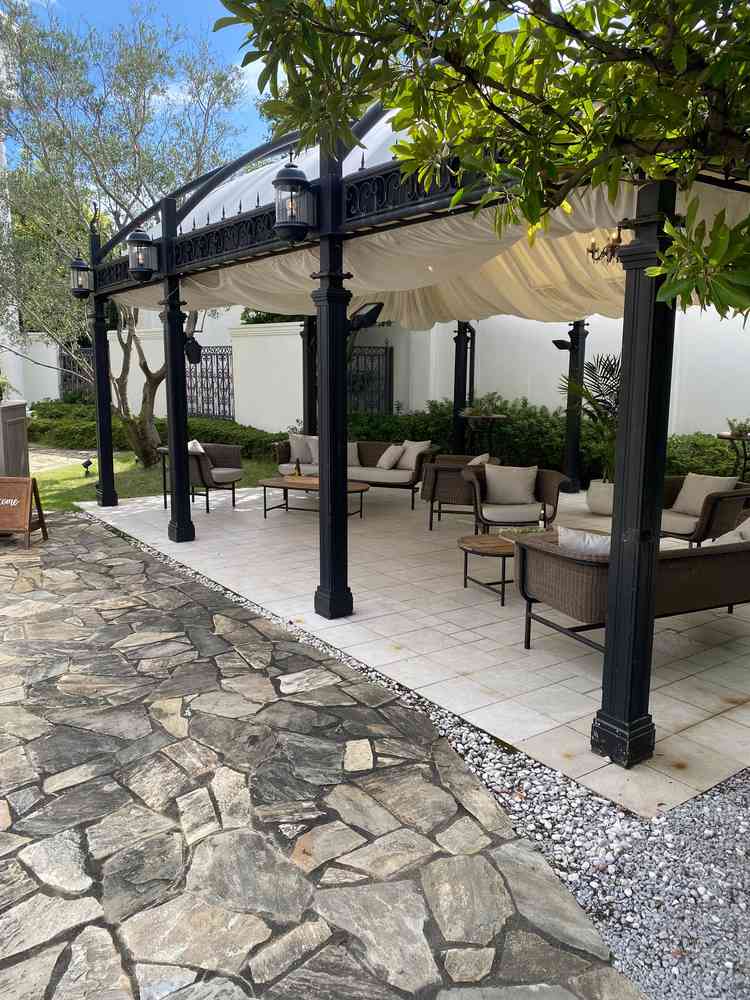 披露宴会場入り口前のテラス