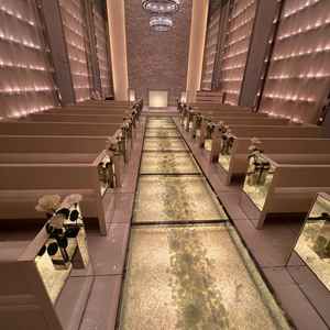 バージンロードがガラスで、中に白い薔薇とクリスタルが入っています。美しい！