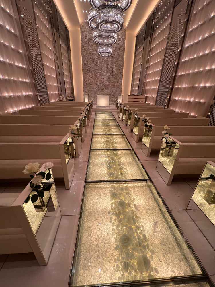 バージンロードがガラスで、中に白い薔薇とクリスタルが入っています。美しい！