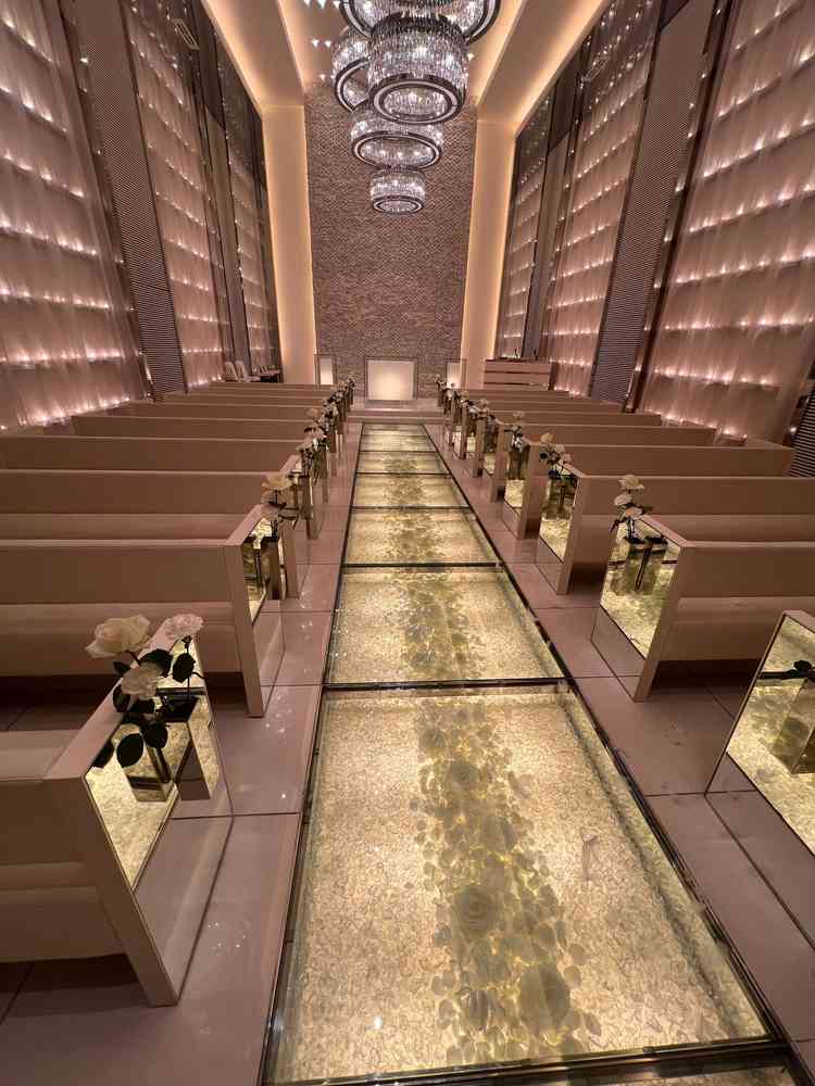 バージンロードがガラスで、中に白い薔薇とクリスタルが入っています。美しい!