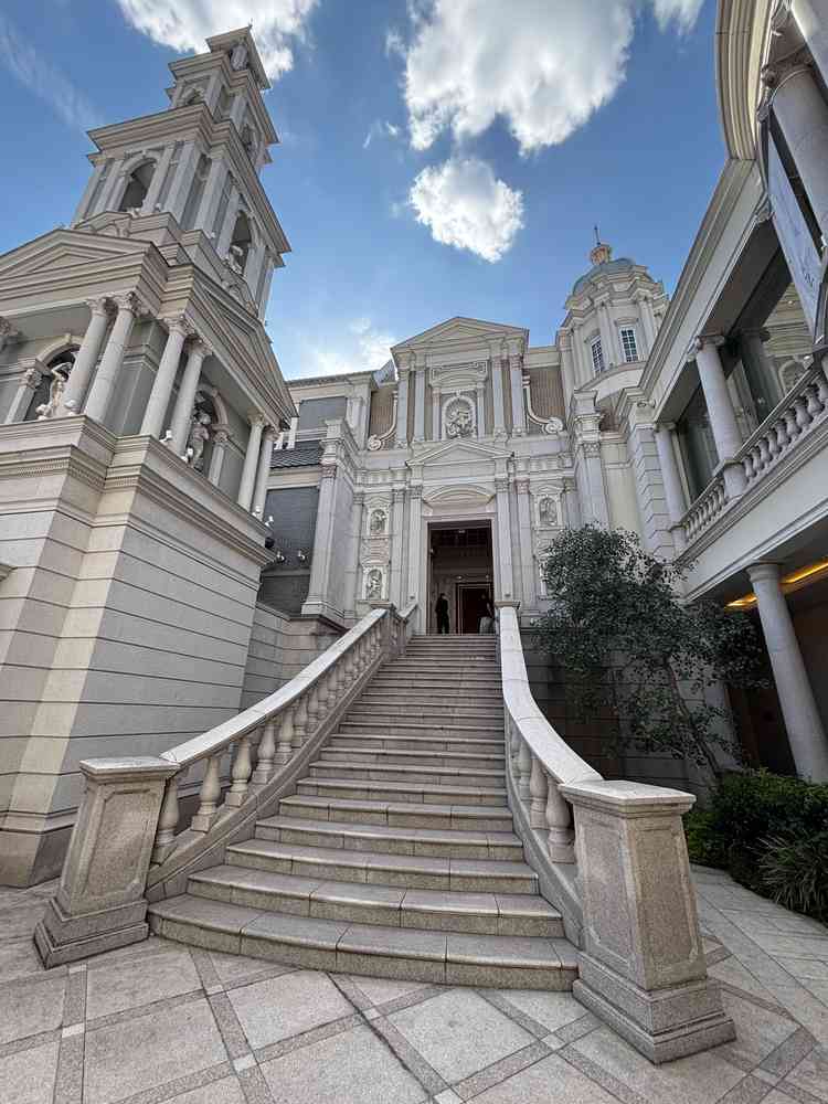 チャペル前の階段。外国に来たようなデザインでワクワクしました。