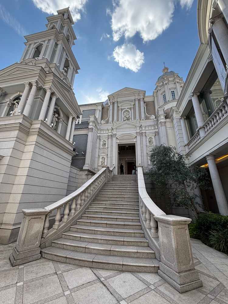 チャペル前の階段。外国に来たようなデザインでワクワクしました。