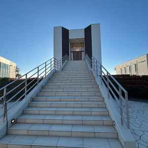 チャペルの外階段を写した写真。バルーンリリースや記念写真撮影等で使いやすい場所だと感じた。