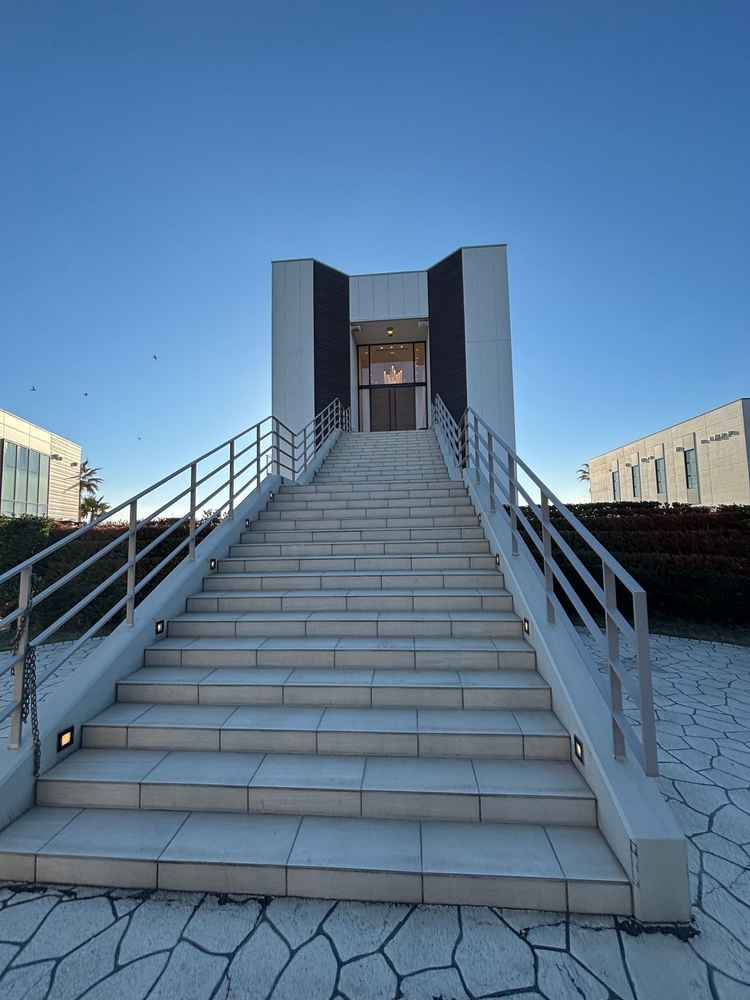 チャペルの外階段を写した写真。バルーンリリースや記念写真撮影等で使いやすい場所だと感じた。