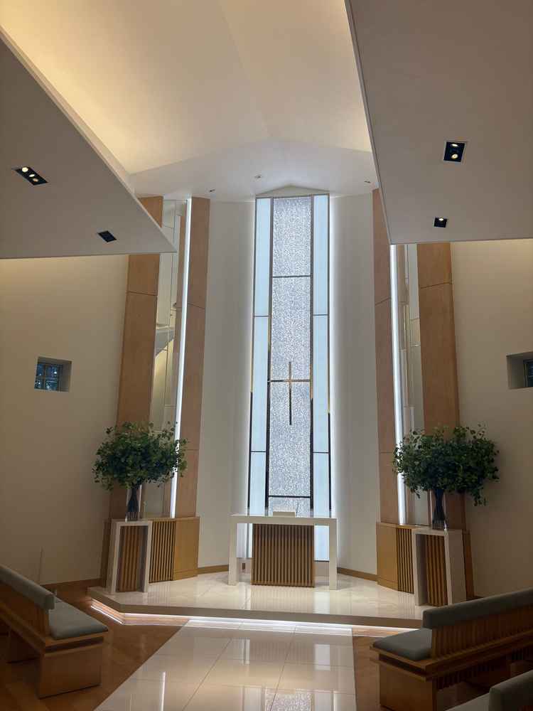 チャペルでの写真。席が斜めになっているので、ゲストの顔が見やすい印象