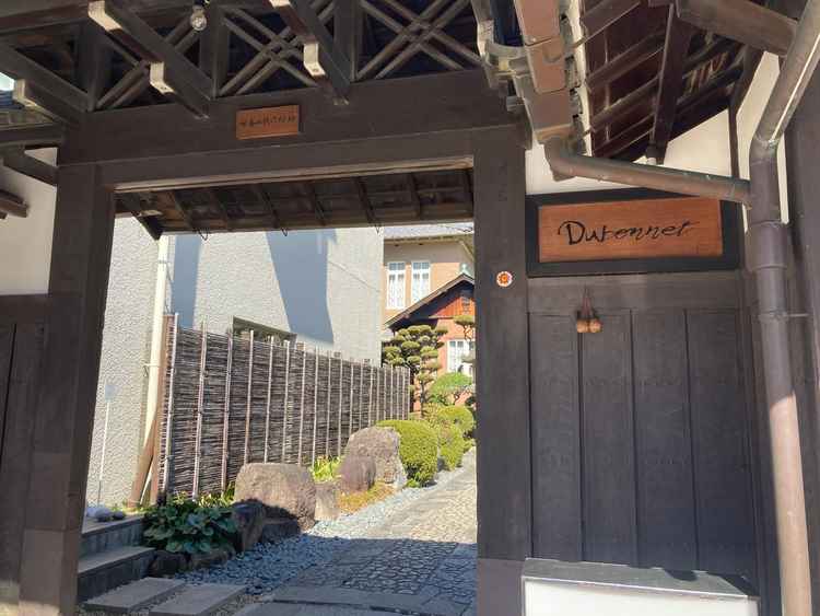 デュポネの入り口の写真です。結婚式の時はオリジナルのれんをかけてもいいそうです。