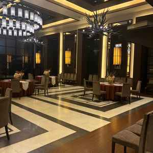 とても広々としており、高級感のある披露宴会場でした。