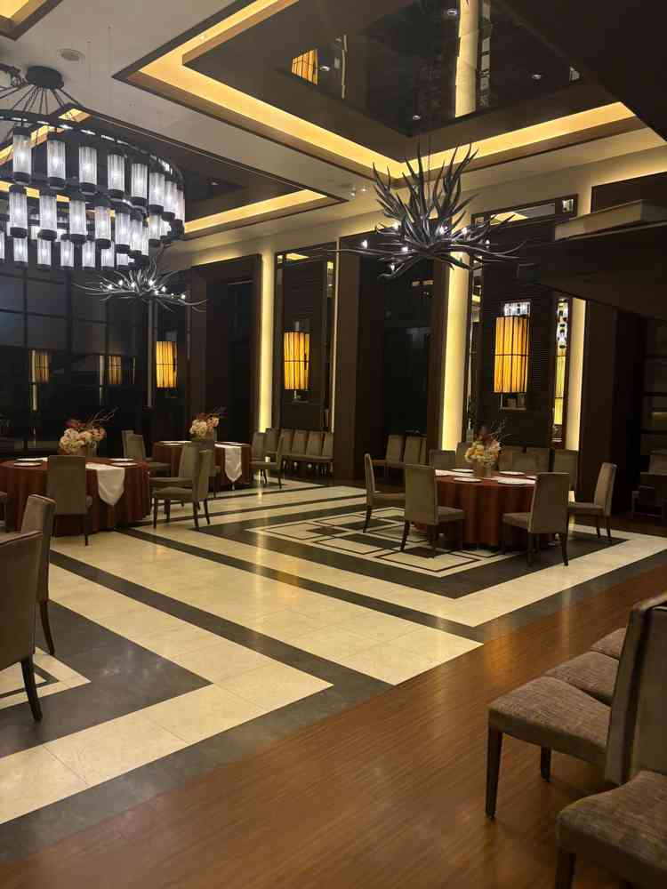 とても広々としており、高級感のある披露宴会場でした。