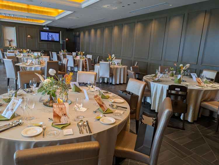 中規模の披露宴会場。プロジェクションマッピングに圧巻されます。