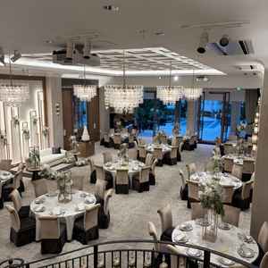 式場内で1番広い披露宴会場を案内いただき、階段入場を体験させていただきました。白基調でおしゃれ。