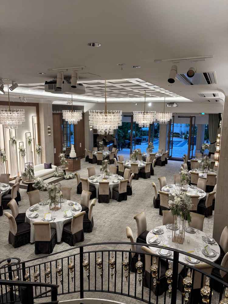 式場内で1番広い披露宴会場を案内いただき、階段入場を体験させていただきました。白基調でおしゃれ。