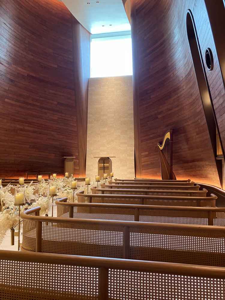 木をイメージしたチャペル