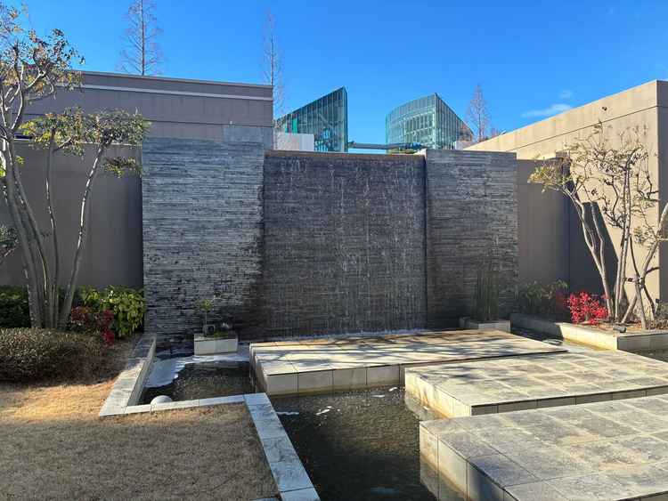 披露宴会場のお庭には滝がありました。