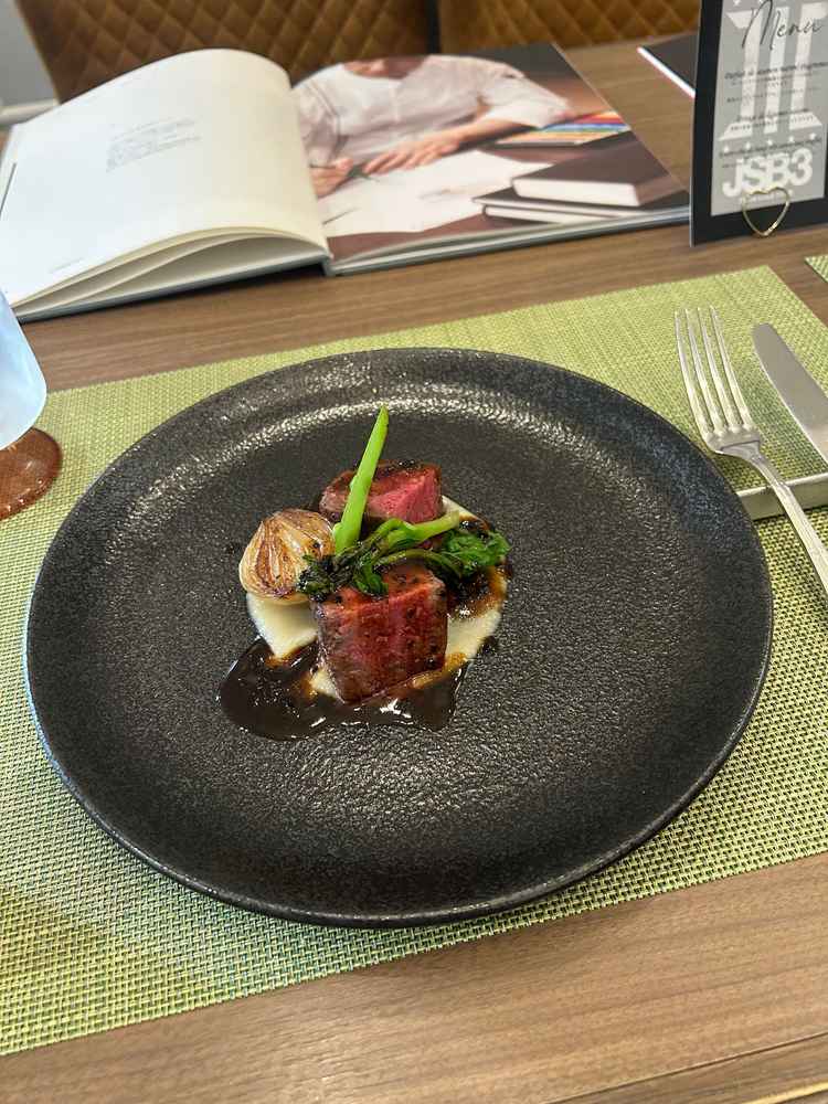 前菜も肉料理も味付けがしっかりしていて、とても美味しかったです。