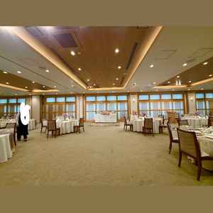 実際の披露宴会場はお写真よりもかなり広く感じました。鏡開きなどの余興などもしやすいと思います。