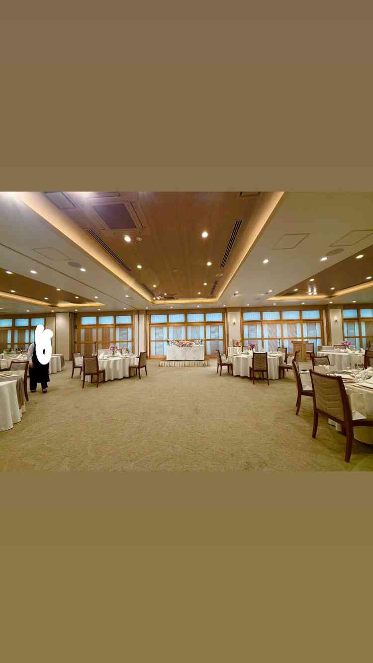 実際の披露宴会場はお写真よりもかなり広く感じました。鏡開きなどの余興などもしやすいと思います。