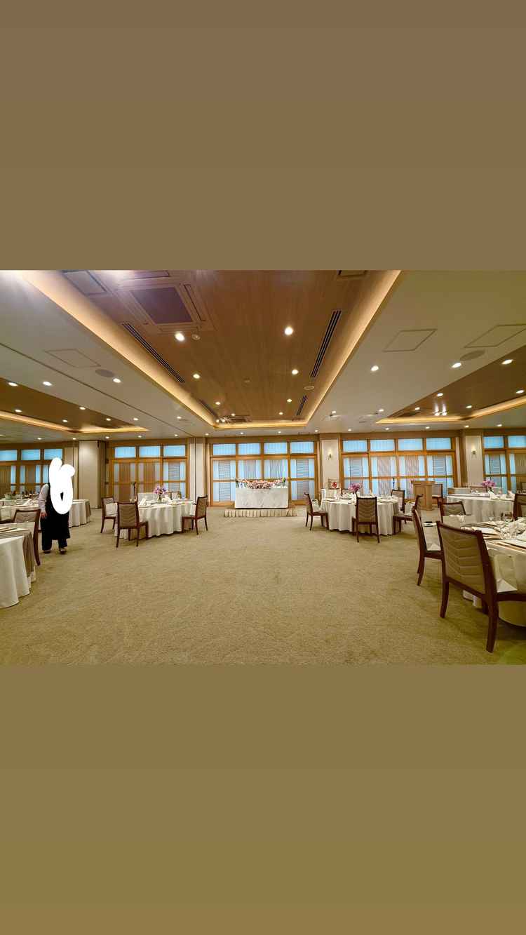 実際の披露宴会場はお写真よりもかなり広く感じました。鏡開きなどの余興などもしやすいと思います。